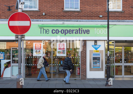 Vorne ein Co-op-Lebensmittel lagern in Dereham, Norfolk Stockfoto