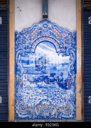 Blau-weißen Fliesen, die Szenen des ländlichen Lebens, an den Wänden von Santarem Markt Stockfoto