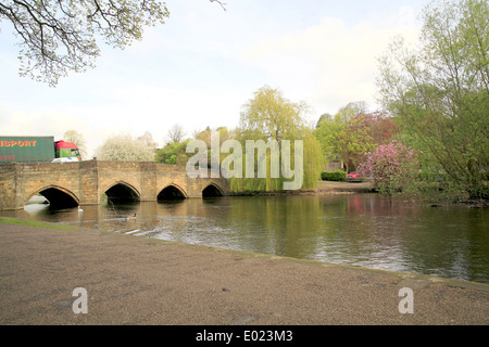 Die Bögen der mittelalterlichen Brücke und Frühling Blüte am Fluss Wye bei Bakewell, Derbyshire, England, UK. Stockfoto