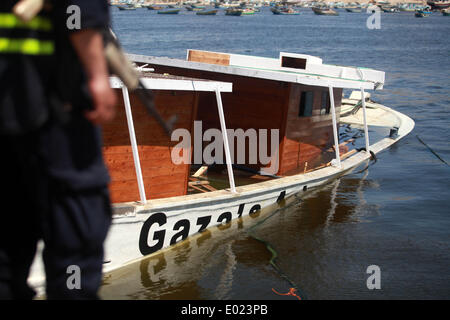 Gaza, Palästinensische Gebiete. 29. April 2014. Palästinensische Fischer verlieren ihr Boot nach einer Explosion in den Hafen von Gaza-Stadt, 29. April 2014, und war die Ursache der Explosion ist nicht klar. Lokale Medien, dass er möglicherweise der israelischen Armee hinter dem Vorfall berichtet. Majdi Fathi/NurPhoto/ZUMAPRESS.com/Alamy © Live-Nachrichten Stockfoto