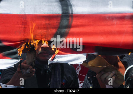 Manila, Philippinen. 29. April 2014. MANILA, Philippinen - Demonstranten Satz ein mock US-Flagge am Feuer mit den Wörtern © George Calvelo/NurPhoto/ZUMAPRESS.com/Alamy Live News Stockfoto