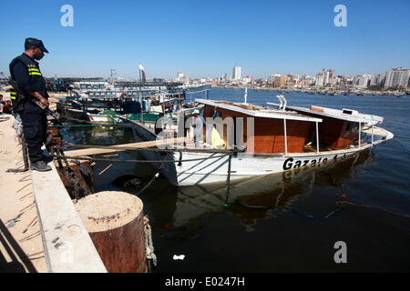 Gaza, Palästinensische Gebiete. 29. April 2014. Palästinensische Fischer verlieren ihr Boot nach einer Explosion in den Hafen von Gaza-Stadt, 29. April 2014, und war die Ursache der Explosion ist nicht klar. Lokale Medien, dass er möglicherweise der israelischen Armee hinter dem Vorfall berichtet. Majdi Fathi/NurPhoto/ZUMAPRESS.com/Alamy © Live-Nachrichten Stockfoto