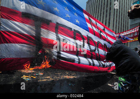 Manila, Philippinen. 29. April 2014. MANILA, Philippinen - Demonstranten Satz ein mock US-Flagge am Feuer mit den Wörtern © George Calvelo/NurPhoto/ZUMAPRESS.com/Alamy Live News Stockfoto