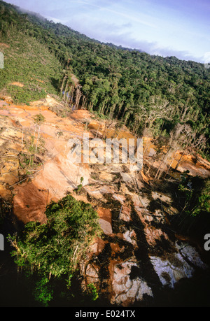 Bundesstaat Roraima, Brasilien. Hoch auf einer illegalen Garimpeiro Goldmine schwenken; das Wasser ist verschmutzt mit Quecksilber verwendet, um das Gold aus dem Erz zu extrahieren. Stockfoto