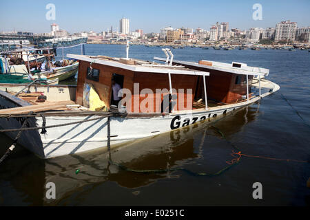 Gaza, Palästinensische Gebiete. 29. April 2014. Palästinensische Fischer verlieren ihr Boot nach einer Explosion in den Hafen von Gaza-Stadt, 29. April 2014, und war die Ursache der Explosion ist nicht klar. Lokale Medien, dass er möglicherweise der israelischen Armee hinter dem Vorfall berichtet. Majdi Fathi/NurPhoto/ZUMAPRESS.com/Alamy © Live-Nachrichten Stockfoto