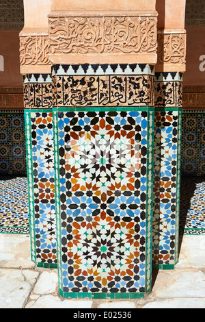 Berber Arabesken Morcabe Putz und Zellige-Fliesen aus dem 14. Jahrhundert Ben Youssef Madersa, Marrakesch, Marokko Stockfoto