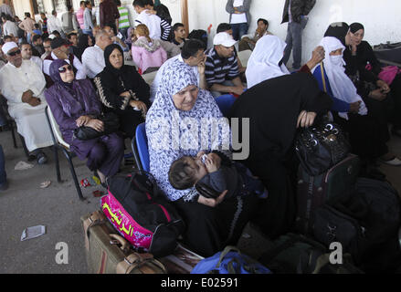 Gaza, Palästinensische Gebiete. 29. April 2014. Palästinenser warten am Grenzübergang Rafah zwischen Ägypten und Gaza-Streifen in der Stadt Rafah, südlichen Gazastreifen am 29. April 2014 in Ägypten zu überqueren. Ägyptische Behörden haben teilweise wieder für zwei Tage den Grenzübergang Rafah geöffnet. Sameh Rahmi/NurPhoto/ZUMAPRESS.com/Alamy © Live-Nachrichten Stockfoto