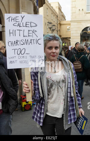 BATH, Großbritannien, 29. April 2014. Eine weibliche anti UKIP Demonstrant hält ein Anti UKIP-Plakat außerhalb des Forums Veranstaltungsort im Bad, Nigel Farage der Anführer der UK Independence Party wurde auf der öffentlichen Sitzung zu sprechen. Bildnachweis: Lynchpics/Alamy Live-Nachrichten Stockfoto