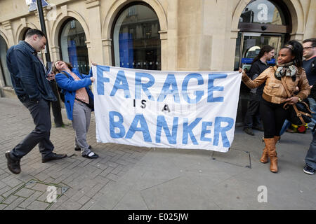 BATH, Großbritannien, 29. April 2014. Zwei weibliche anti UKIP Demonstranten halten ein Anti UKIP Banner außerhalb des Forums Veranstaltungsort im Bad, Nigel Farage der Anführer der UK Independence Party wurde auf der öffentlichen Sitzung zu sprechen. Bildnachweis: Lynchpics/Alamy Live-Nachrichten Stockfoto