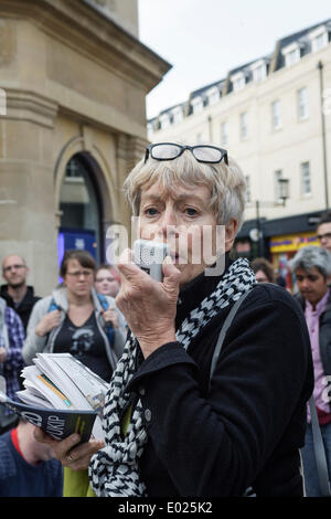 BATH, Großbritannien, 29. April 2014. Eine weibliche anti UKIP Demonstrant spricht um die beobachtete Menge außerhalb des Forums Veranstaltungsort im Bad, Nigel Farage der Anführer der UK Independence Party wurde auf der öffentlichen Sitzung zu sprechen. Bildnachweis: Lynchpics/Alamy Live-Nachrichten Stockfoto