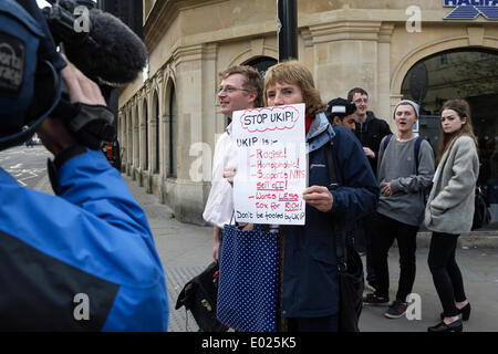 BATH, Großbritannien, 29. April 2014. Eine weibliche anti UKIP Demonstrant wird von einem Fernsehteam gefilmt, wie sie hält ein Anti UKIP-Plakat außerhalb des Forums, den Veranstaltungsort in Bath, Nigel Farage der Anführer der UK Independence Party wurde in der öffentlichen Sitzung sprechen. Bildnachweis: Lynchpics/Alamy Live-Nachrichten Stockfoto