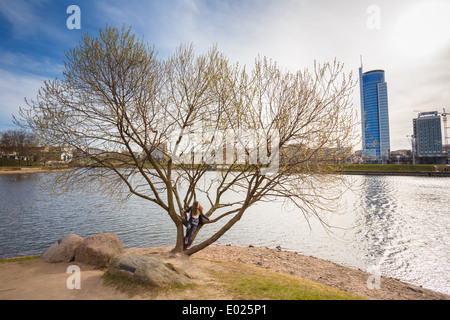 Jugendliche, die auf der "Insel der Tränen" (Ostrov Slyoz) - Denkmal der belarussischen in Afghanistan gefallenen Soldaten ruhen Stockfoto