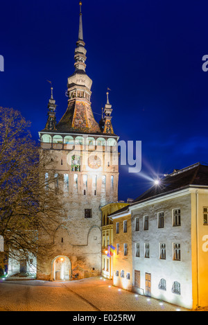 Uhrenturm in der Altstadt von Sighisoara/Schäßburg, Siebenbürgen, Rumänien in der Nacht Stockfoto