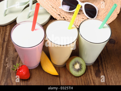 Erdbeere, Mango, Kiwi Smoothie mit Urlaub Hintergrund, Ansicht von oben Stockfoto