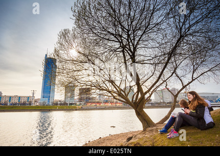 Jugendliche, die auf der "Insel der Tränen" (Ostrov Slyoz) - Denkmal der belarussischen in Afghanistan gefallenen Soldaten ruhen Stockfoto
