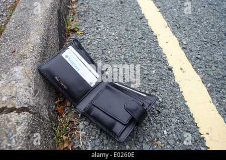 Eine verlorene Brieftasche liegen an der Seite einer Straße Stockfoto