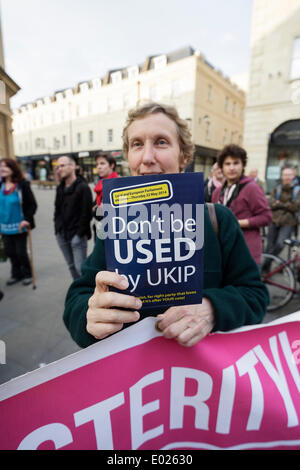 BATH, Großbritannien, 29. April 2014. Eine weibliche anti UKIP Demonstrant hält ein Anti UKIP-Faltblatt außerhalb des Forums Veranstaltungsort im Bad, Nigel Farage der Anführer der UK Independence Party wurde auf der öffentlichen Sitzung zu sprechen. Bildnachweis: Lynchpics/Alamy Live-Nachrichten Stockfoto