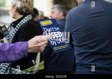 BATH, Großbritannien, 29. April 2014. Eine weibliche anti UKIP Demonstrant verteilt Flugblätter an die Öffentlichkeit und die UKIP Suppoters während sie darauf warten das Forum hineingehen, den Veranstaltungsort in Bath, Nigel Farage der Anführer der UK Independence Party war auf der öffentlichen Sitzung sprechen. Bildnachweis: Lynchpics/Alamy Live-Nachrichten Stockfoto