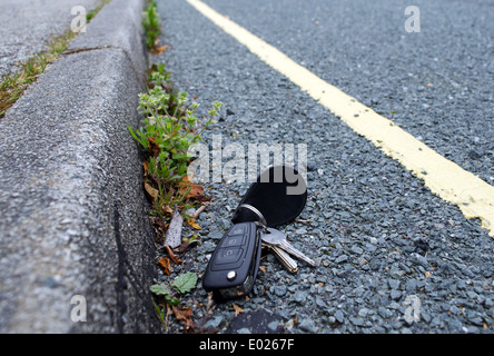 verlorene Schlüssel von der Seite der Straße Stockfoto