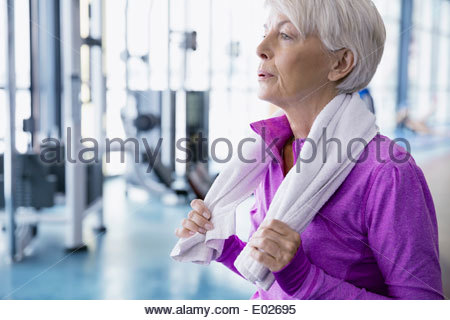 Frau mit Handtuch ruhen in Turnhalle
