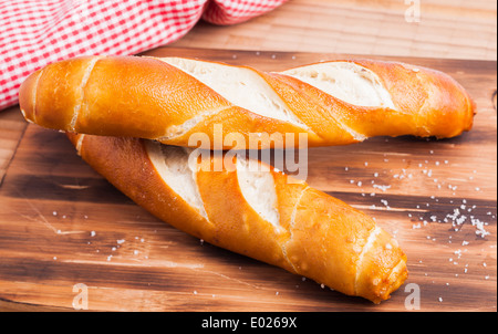 Brezel auf Platte Stockfoto