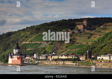 Pfalzgrafenstein, eine Maut Burg auf dem falkenau Insel im Rhein bei Kaub, Deutschland. gutenfells Schloss im Hintergrund gesehen werden kann. Stockfoto