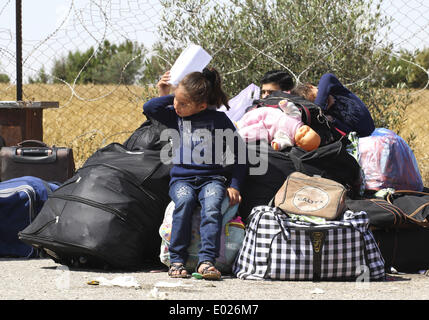 Gaza, Palästinensische Gebiete. 29. April 2014. Palästinenser warten am Grenzübergang Rafah zwischen Ägypten und Gaza-Streifen in der Stadt Rafah, südlichen Gazastreifen am 29. April 2014 in Ägypten zu überqueren. Ägyptische Behörden haben teilweise wieder für zwei Tage den Grenzübergang Rafah geöffnet. Bildnachweis: Sameh Rahmi/NurPhoto/ZUMAPRESS.com/Alamy Live-Nachrichten Stockfoto