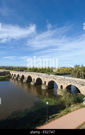 Puente Romano oder Römerbrücke in Mérida, Badajoz, Extremadura, Spanien, Europa Stockfoto