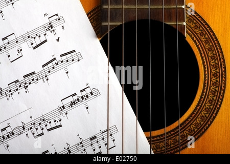 Eine klassische Gitarre und ein Notenblatt. Stockfoto
