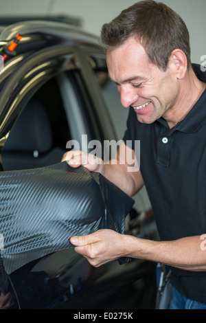 Auto Wrapping Profi Seitenspiegel mit Vinylfolie oder Folie einwickeln Stockfoto