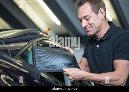 Auto Wrapping Profi Seitenspiegel mit Vinylfolie oder Folie einwickeln Stockfoto