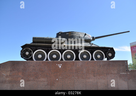 Tank auf dem Podest. Am Siegesdenkmal in der Hauptstadt Jakutiens, Yakutsk. Stockfoto