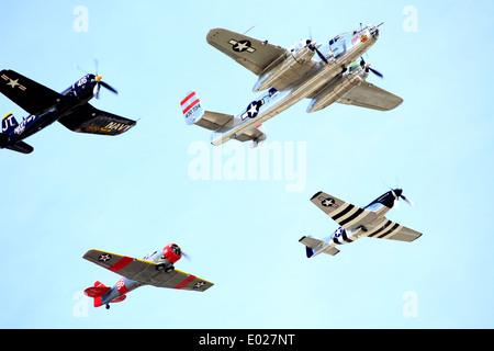 Vier 2. Weltkrieg Flugzeuge in Bildung; ein b-25 Bomber, ein Mustang, ein Corsair und eine SNJ T6 Texan Stockfoto