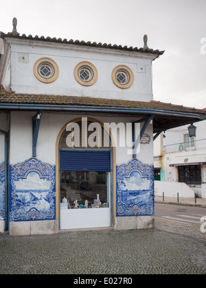 Santarem Markt Gebäude mit blau-weißen Fliesen dekoriert Stockfoto