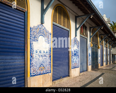 Santarem Markt Gebäude mit blau-weißen Fliesen dekoriert Stockfoto