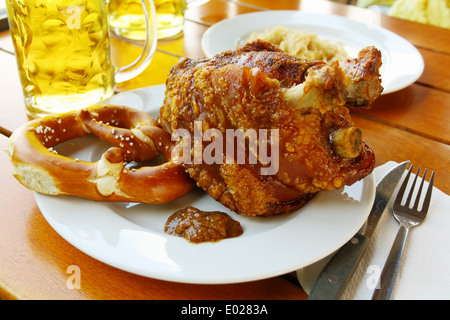 Gegrilltes Schweinefleisch mit süßem Senf, Brezeln und Bier, hirizontal Stockfoto