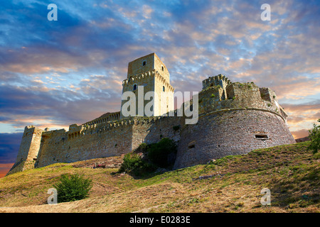 Die mittelalterlichen Zinnen der Burg Rocca Maggiore auf dem Hügel über Assisi, Italien Stockfoto