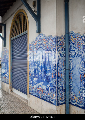 Santarem Markt Gebäude mit blau-weißen Fliesen dekoriert Stockfoto