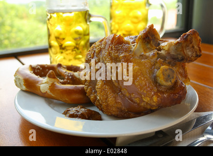 Gegrilltes Schweinefleisch mit süß Bier Senf und Brezeln, hirizontal Stockfoto