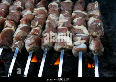 Mariniertes, rohes Lammfleisch Grillen auf Metall Spieß, Nahaufnahme Stockfoto