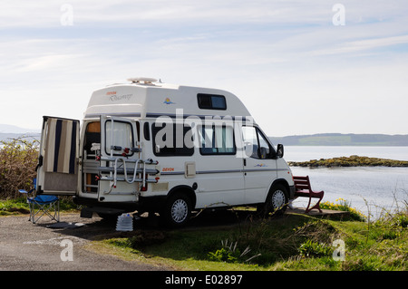 Wohnmobil abgestellt und Blick auf die Mündung des Clyde von der Isle of Cumbrae Stockfoto