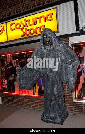 Mumie vor einem Kostümfundus Stockfoto