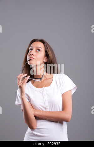 Hübsche Frau denken oder träumen von unendlichen Möglichkeiten Stockfoto