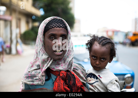 Eine äthiopische Bettler mit ihrem Kind in den Straßen von Addis Abeba. Stockfoto