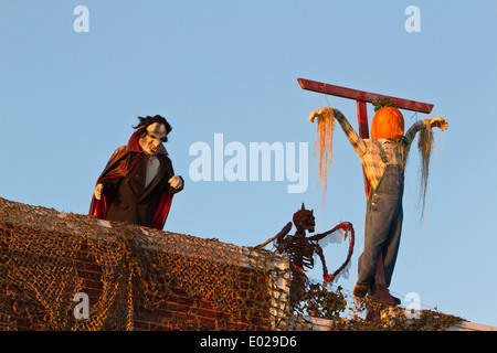 Vampire, Dämonen und Kürbis Mann am Kreuz (Halloween-Dekoration) Stockfoto