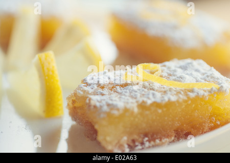 Pikanter süße Zitrone Bars mit Zitrone garnieren und Zucker des Konditors Stockfoto