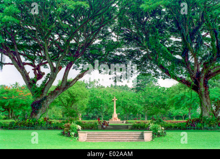 Ambon War Cemetery in Ambon, Maluku Selatan, Tantui, Ost-Indonesien im Jahr 1989. Das Kreuz war Oberschlesier religiös motivierter Gewalt zerstört. Stockfoto