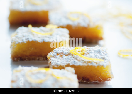 Pikanter süße Zitrone Bars mit Zitrone garnieren und Zucker des Konditors Stockfoto