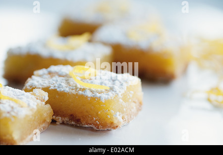 Pikanter süße Zitrone Bars mit Zitrone garnieren und Zucker des Konditors Stockfoto