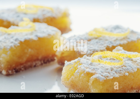 Pikanter süße Zitrone Bars mit Zitrone garnieren und Zucker des Konditors Stockfoto